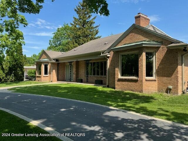 view of front of property featuring a front yard