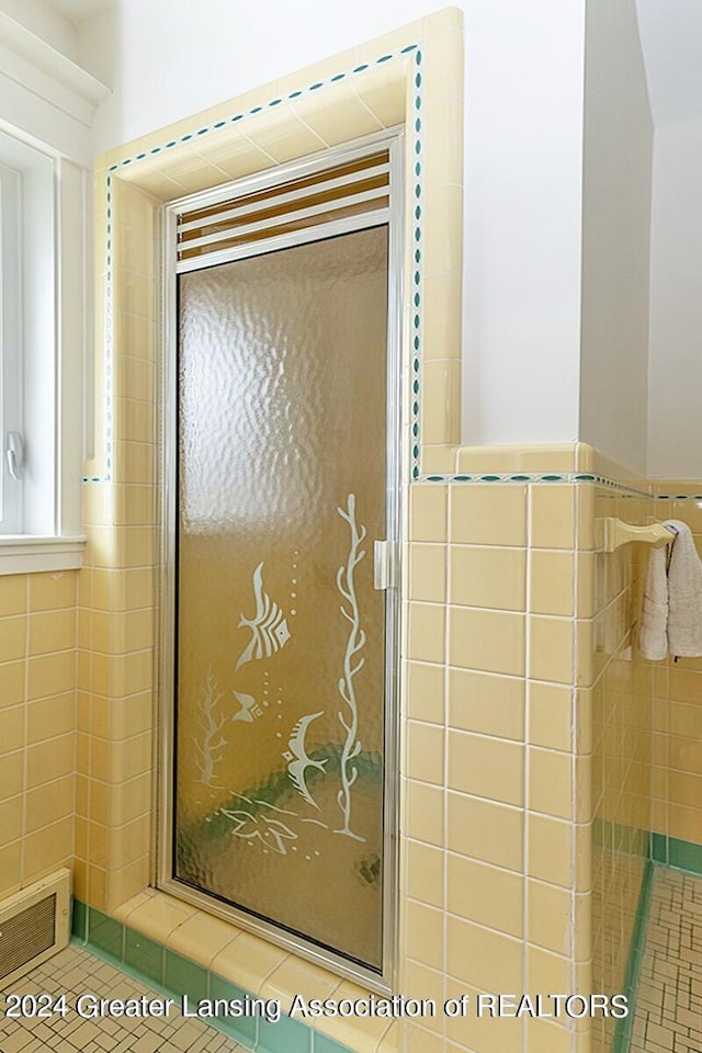 bathroom featuring tile walls