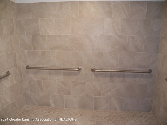 bathroom featuring a tile shower