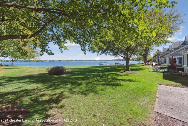 view of yard featuring a water view