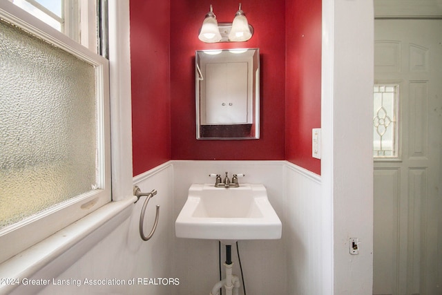 bathroom featuring sink