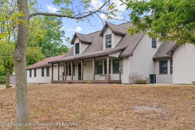 new england style home featuring a porch