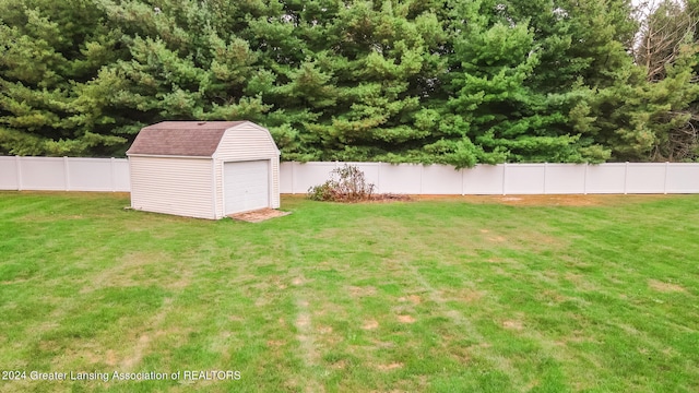 view of yard featuring a storage shed