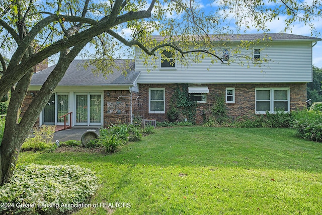 view of front of property with a front yard