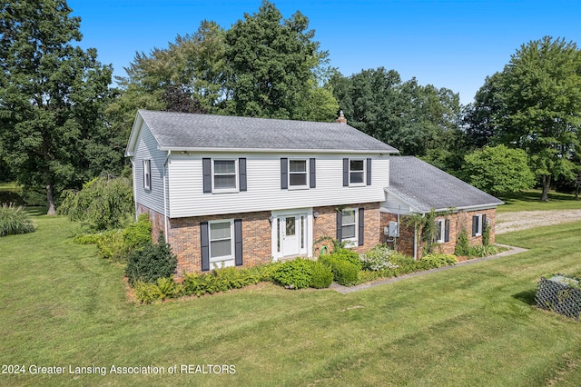 view of front of property with a front lawn