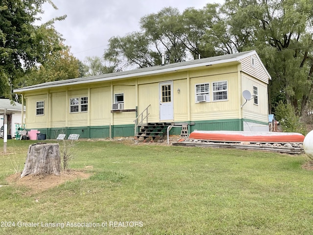 manufactured / mobile home with a front yard