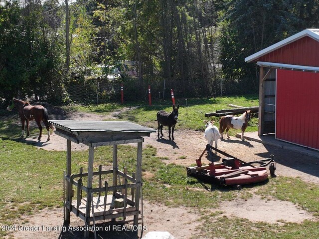 view of yard featuring an outbuilding