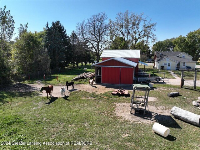 view of yard featuring a storage unit