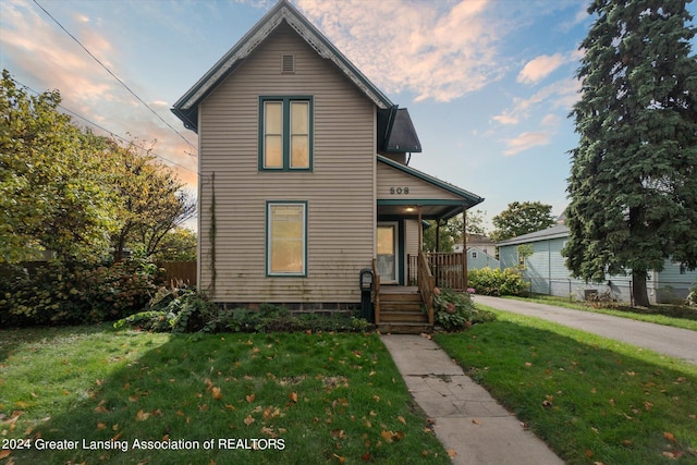 view of front of property with a lawn