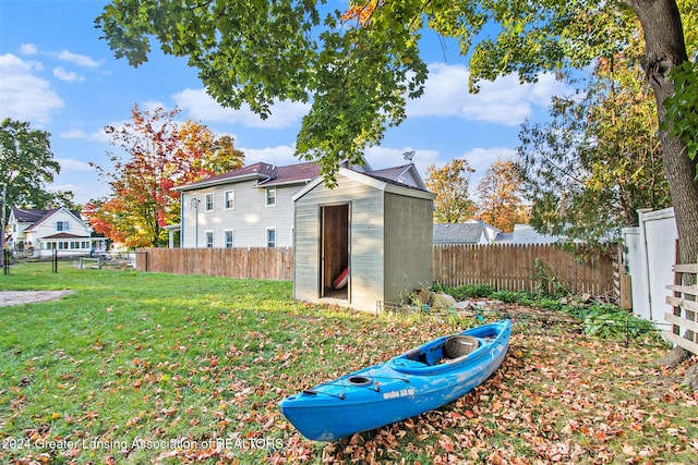 view of yard featuring a shed