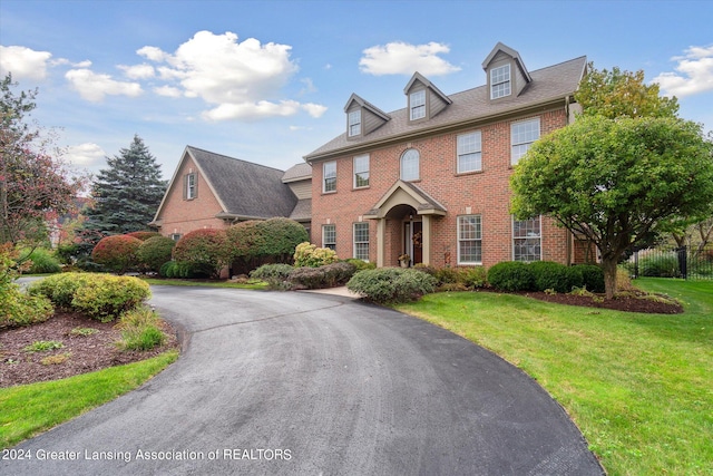 view of front of house featuring a front lawn