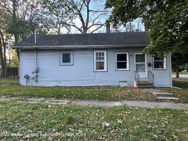 view of front of property featuring a front lawn