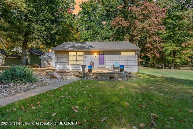 view of front of home featuring a yard