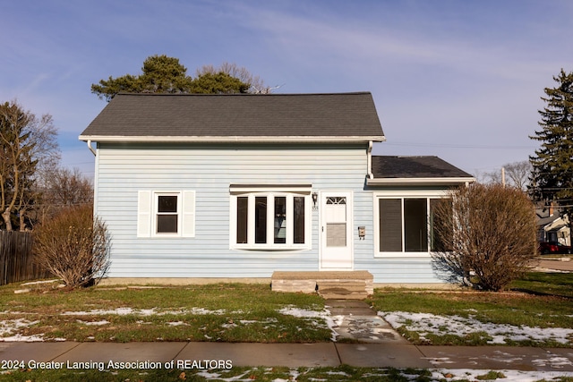 view of front facade featuring a front yard