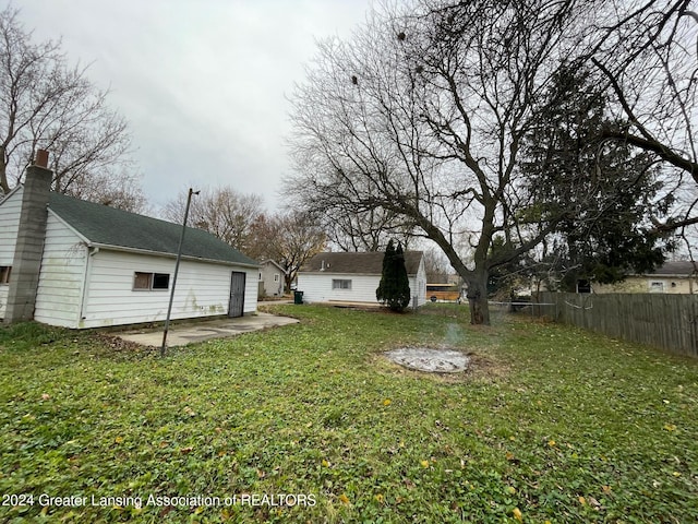 view of yard featuring a patio area