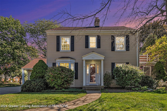 view of front of home featuring a lawn