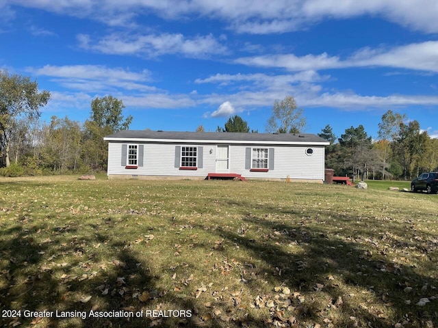 manufactured / mobile home featuring a front lawn