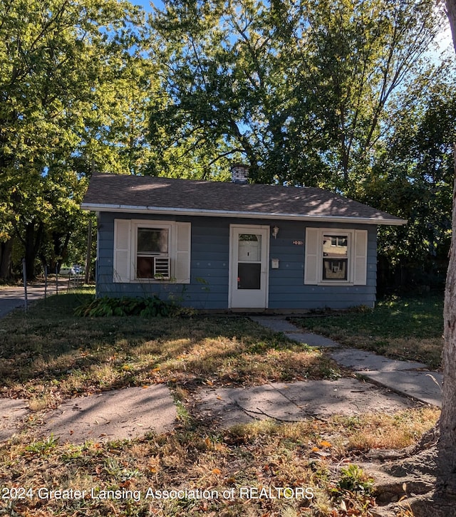 ranch-style home with a front yard