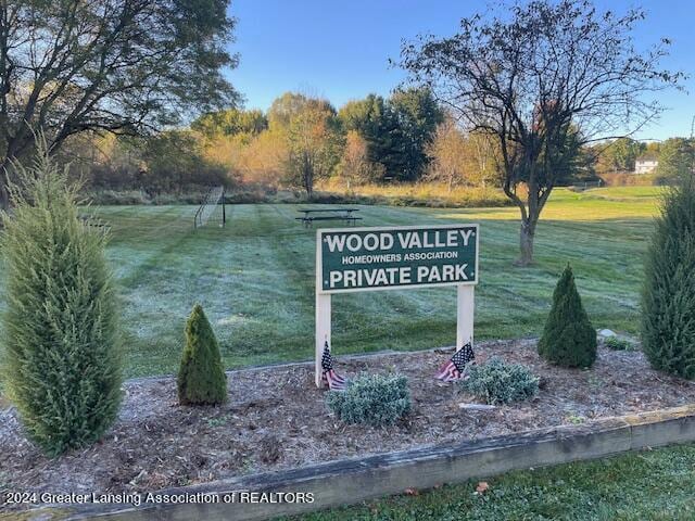 community sign featuring a yard