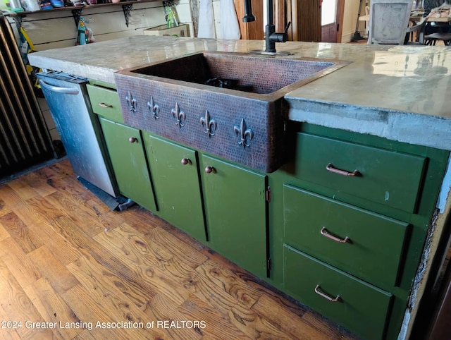 kitchen featuring light hardwood / wood-style floors, green cabinetry, and sink