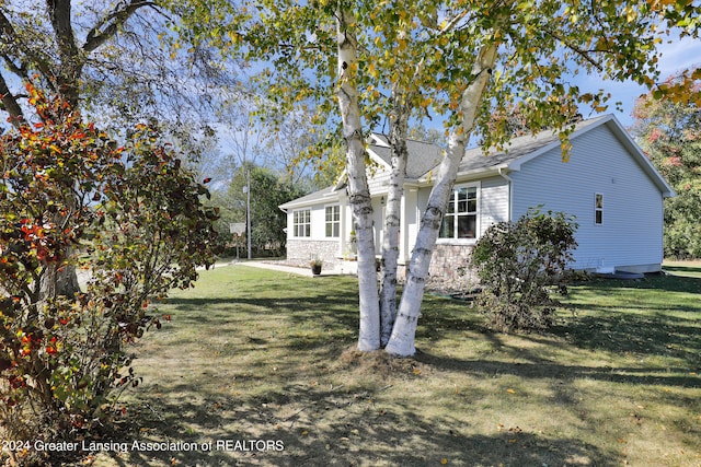 view of front facade featuring a front yard