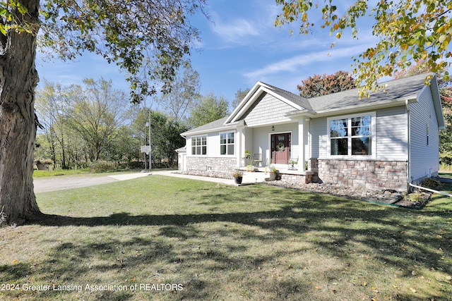 craftsman house with a front lawn