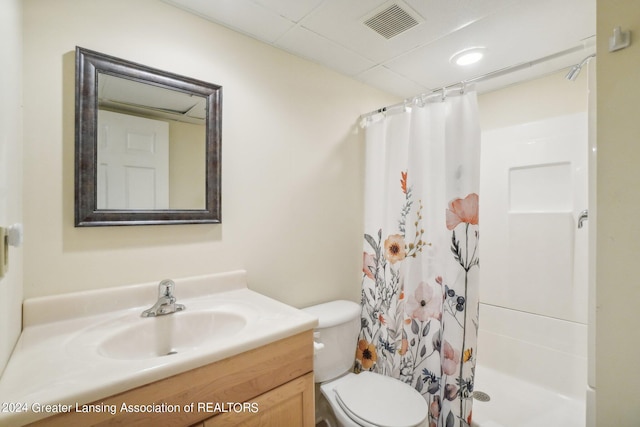 bathroom featuring a shower with curtain, vanity, and toilet