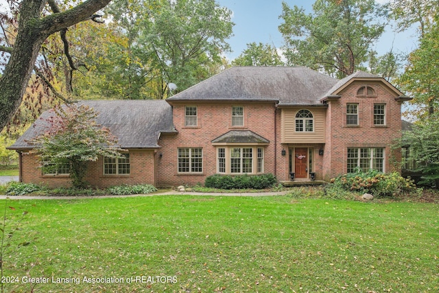 view of front of property featuring a front yard