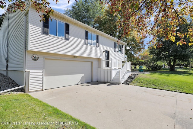 view of front of house featuring a front yard and a garage