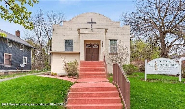 view of front facade featuring a front lawn