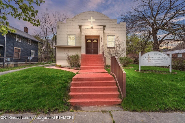 view of front of home with a lawn