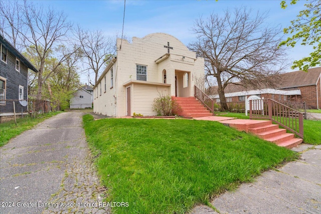 view of front facade with a front yard