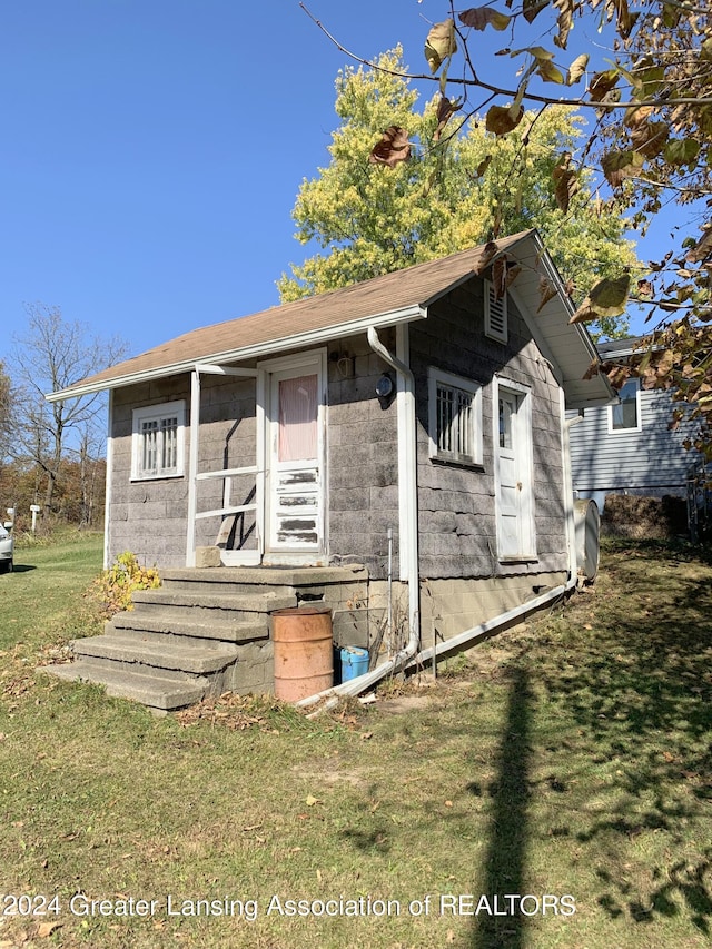 view of front of house featuring a front yard