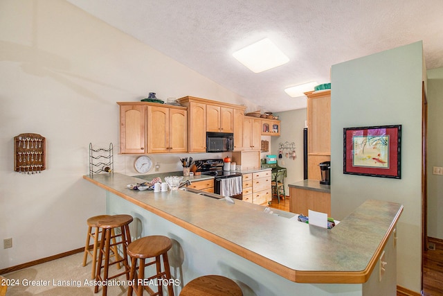 kitchen with kitchen peninsula, stainless steel electric stove, lofted ceiling, a breakfast bar area, and light brown cabinets