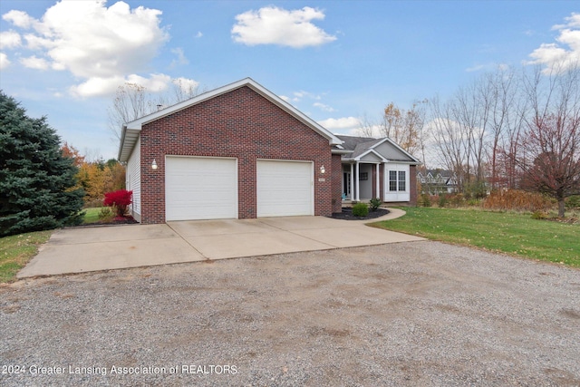 view of front facade featuring a front lawn and a garage