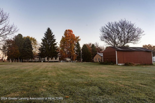 view of yard at dusk