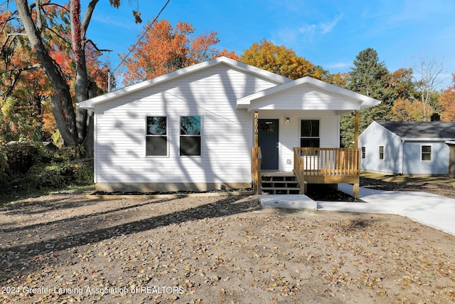 view of front of property featuring a porch