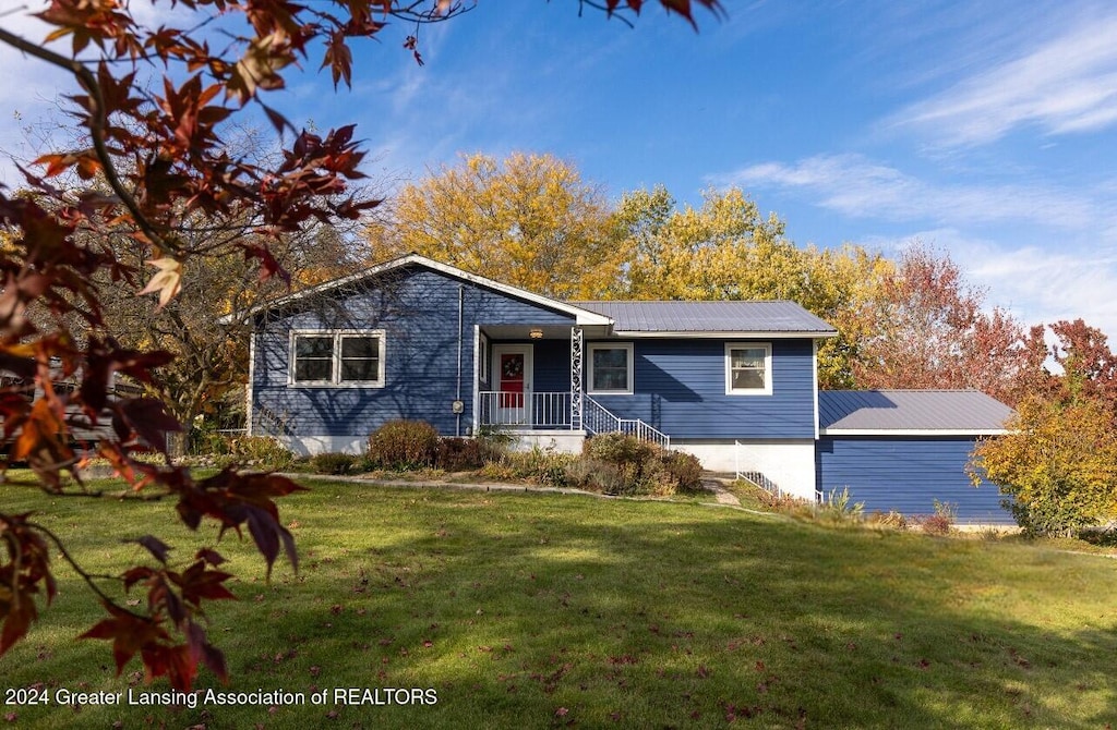 view of front of home featuring a porch and a front lawn