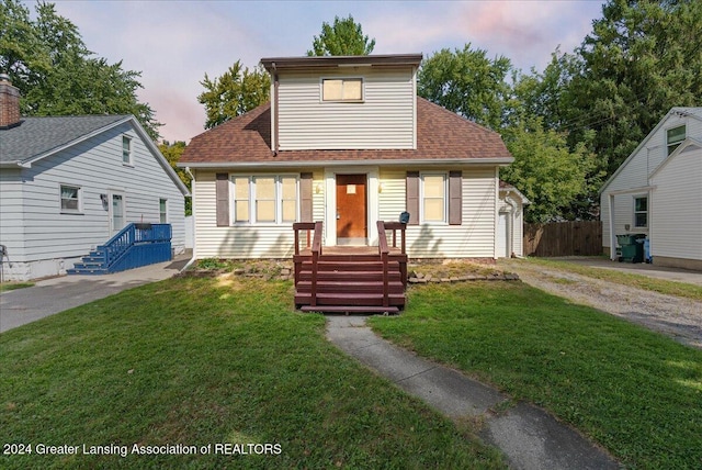 view of front of house featuring a yard