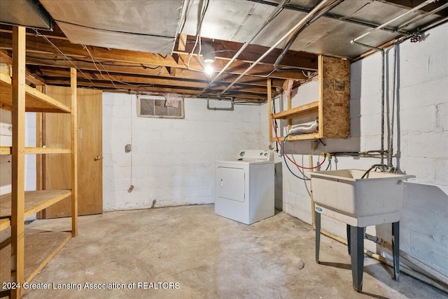 basement with washer / dryer