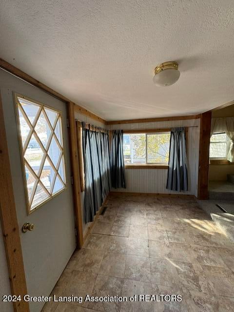 empty room featuring a textured ceiling