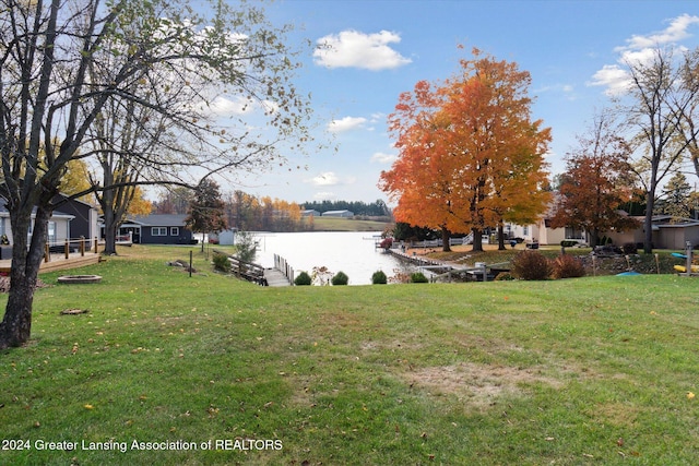 view of yard featuring a water view