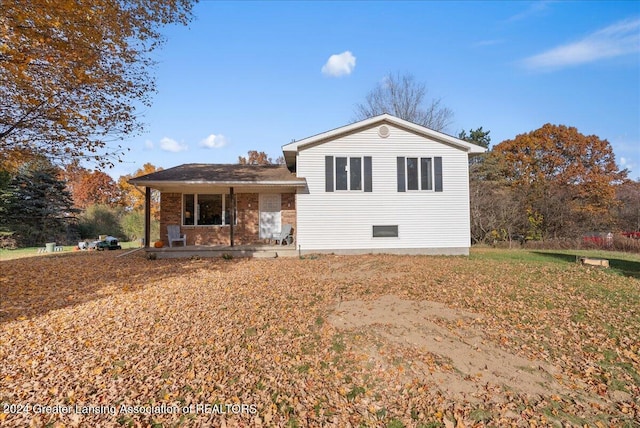 view of front of property with a front lawn