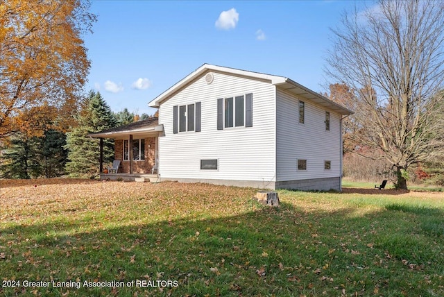 back of house featuring a yard