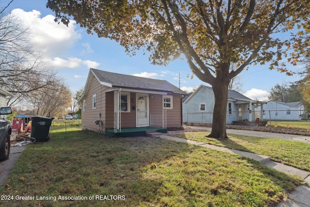 bungalow-style home featuring a front lawn