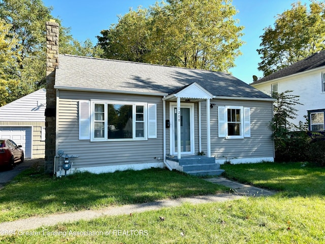 view of front of property featuring a front yard