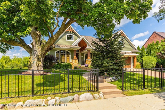 view of front of home featuring a front yard