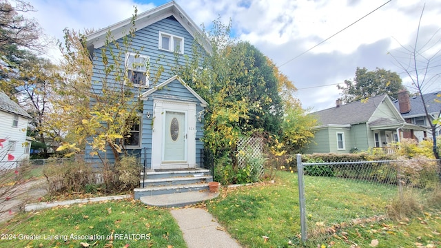 view of front of property featuring a front lawn