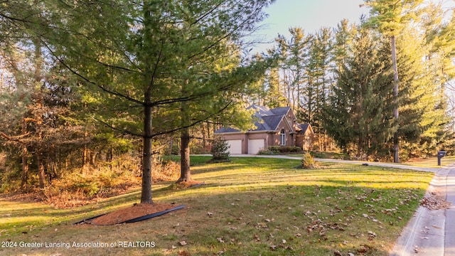 view of front of property featuring a front lawn and a garage