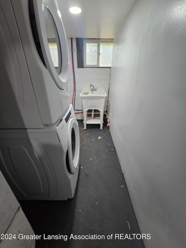 washroom with sink and stacked washer and clothes dryer